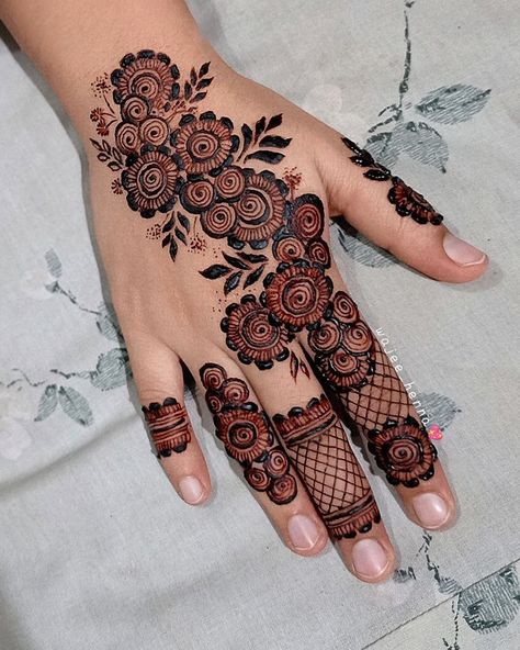 Front Mehndi Design, Henna Tattoo Designs Hand, Simple Henna Tattoo, Tattoo Henna, Latest Henna Designs, Simple Mehndi Designs Fingers, Very Simple Mehndi Designs, Pretty Henna Designs, Full Mehndi Designs