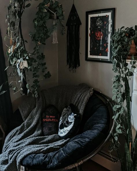 Artwork At Home, Gothic Room, Gothic Bedroom, Dark Home Decor, Future Apartment Decor, Goth Home Decor, Dark Home, Gothic Home, Dreamy Room