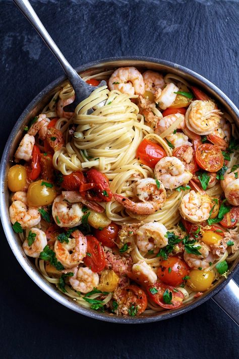 Lemon Linguine, Prawn Linguine, Prawn Pasta, Prawn Dishes, Raw Prawns, Garlic Prawns, Quick Pasta, Prawn Recipes, Garlic Noodles