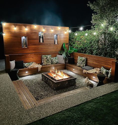 Fire Pit Privacy Wall, Privacy Fire Pit Ideas, Sunken Fire Pit Area, Backyard With Fire Pit Design, Outdoor Sunken Fire Pit, Fire Pit With Privacy Wall, Fire Pit Privacy Ideas, Garden Conversation Pit, Outdoor Fire Pit Areas Backyards