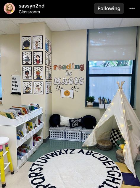 Cozy Reading Nook Classroom, Daycare Book Corner, Reading Area Daycare, Class Reading Corner Ideas, Book Corner Ideas Preschool Reading Centers, Kindergarten Classroom Play Area, Reading Nook Kids Classroom, Reading Area Kindergarten, Small Classroom Library Ideas