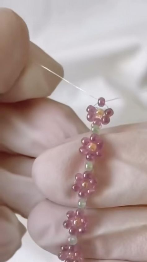 diy jewelry easy#braceletideas,#diyjewelry, #jewelrydiyideas, #jewelrybeads, #beads Easy Handmade Jewelry, Bracelet Tutorial Easy, Diy Jewelry Easy, Easy Jewelry Making Ideas, Diy Daisy, Jewelry For Summer, Beaded Bracelet Tutorial, Diy Jewelry Making Tutorials, Diy Bracelets Tutorials