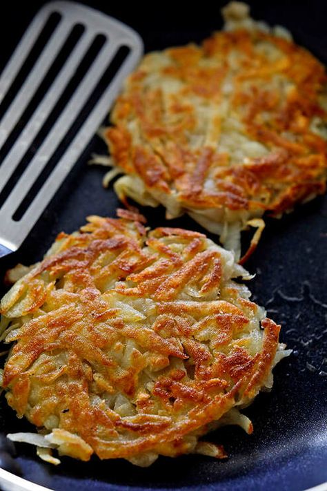 POTATO ROSTI - THE GRUMPY COOK CLUB Potatoe Rosti Recipe, Potatoes Rosti, Rosti Potatoes, Potato Rosti Recipe, Rosti Recipe, Potato Rosti, Saturday Lunch, Raw Potato, Shredded Potatoes