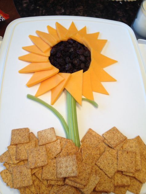 Sun Themed Food Ideas, Charcuterie Creative, Amazing Food Platters, Fruit Platter Designs, Retirement Ideas, Tee Party, Charcuterie Inspiration, Party Food Platters, Charcuterie Recipes