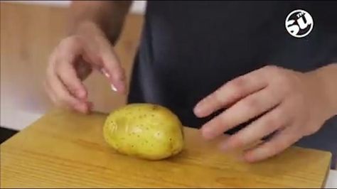 This quick way of peeling a spud will amaze you Sushi Roll Recipes, Cooking Tricks, How To Make Sushi, Food Channel, Easy Eggs, Sushi Recipes, Peeling Potatoes, Boiling Water, Cooking Techniques