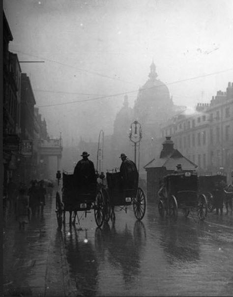 Victorian Era Aesthetic, London Rain, Era Victoria, Day In London, Victorian Aesthetic, Victorian London, Flatiron Building, London History, London Aesthetic