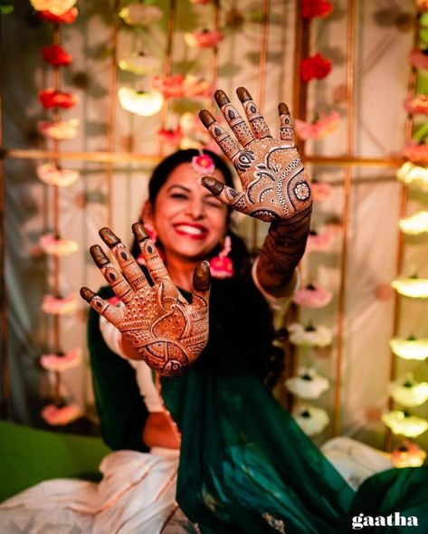 Tips On How To Flaunt Your Bridal Mehendi Pictures Mehandi Photography Ideas, Mehdi Photoshoot Poses, Poses For Mehendi Ceremony, Mahendi Photos, Mehandi Photoshoot Ideas, Mehndi Shots, Shadi Photo, Mehandi Poses, Mehendi Photography Bridal