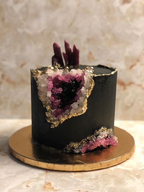 Black Geode Cake, Purple Geode Cake, Crystal Cakes, Geode Cakes, Mini Pastelitos, Black And Gold Cake, Resin Geodes, Witch Cake, Purple Geode