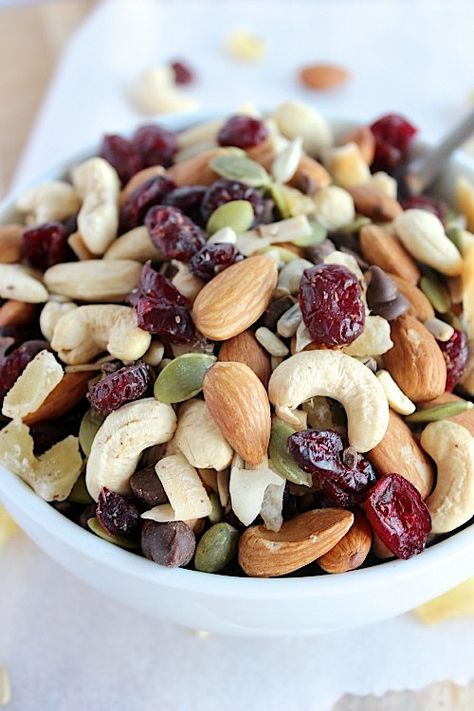 Cranberry Trail Mix Recipe, Salty Snack Recipes, Dry Fruits Benefits, Chewy Granola Bars Homemade, Yogurt Covered Raisins, Healthy Trail Mix, Lila Party, Holiday Snack, Trail Mix Recipes