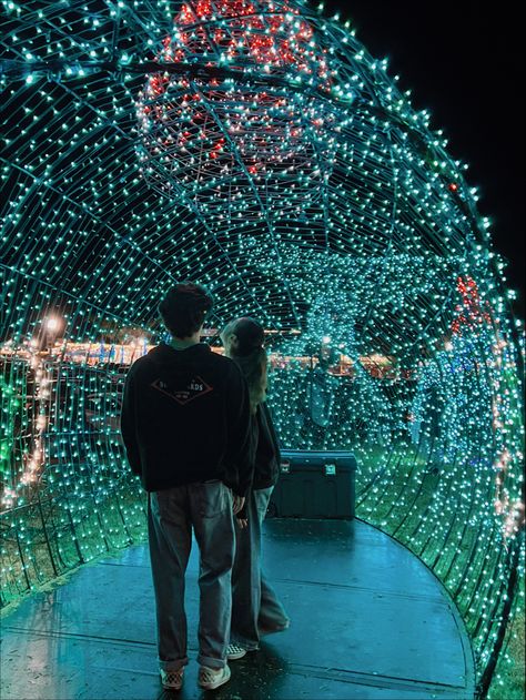 Christmas Couple Date Ideas, Christmas Couple Pictures Aesthetic, Christmas Lights Date, Winter Relationship, Christmas Towns To Visit, Best Christmas Destinations, Places To Visit In December, December Style, Winter Dates