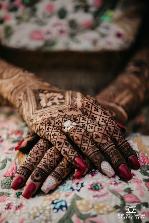 Kshitiz Sharma Photography Mehndi Shoot Wedding Photography, Mehandi Poses Photography, Mehendi Photography Bridal, Haldi Photography Ideas, Mehendi Photoshoot, Haldi Poses For Bride, Bridal Mehendi Designs Wedding, Mehendi Photography, Haldi Ceremony Outfit