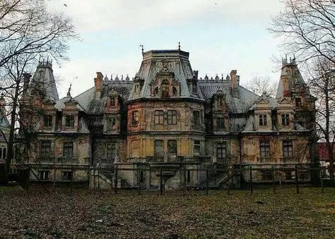 Abandoned Houses, Old Building, Abandoned Mansions, Steampunk Tendencies, Abandoned Mansion, Old Abandoned Houses, Creepy Horror, Haunted Mansion, Abandoned Buildings