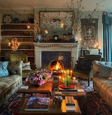 Traditional Living Room Aesthetic, Traditional Eclectic Interior Design, Traditional Eclectic Home, Eclectic Cozy Living Room, Antique Traditional Home Decor, Traditional Eclectic Bedroom, Homey Apartment Living Room, Home Decor Ideas Living Room Cozy, Dream House Vintage