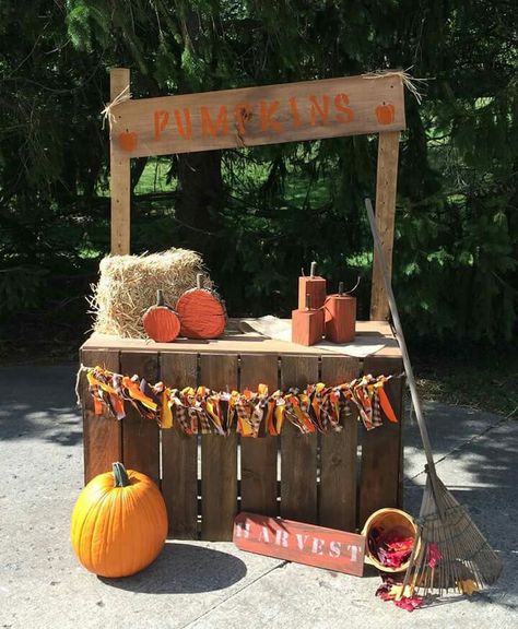 Pumpkin lemonade etc stand Pumpkin Stand Diy, Fall Lemonade Stand, Pumpkin Lemonade, Pallet Stand, Scarecrow Contest, Candy Booth, Diy Booth, School Fall Festival, Pumpkin Patch Photoshoot