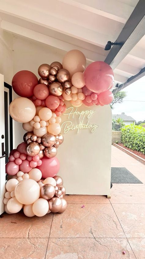 Gold And Rose Gold Balloons, 30th Bday Backdrop Ideas, Rose Gold 30th Birthday Party Decor, Rose Gold Bachelorette Party Ideas, Rose Gold Party Backdrop, Rose Gold Party Decor Ideas, 18th Balloon Garland, 50th Rose Gold Birthday Ideas, Pink And Rose Gold Balloon Garland