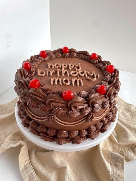 Vintage Birthday Cakes Chocolate, Chocolate Frosting Cake Design, Vintage Cake Design Chocolate, Chocolate Bday Cake Ideas, Cute Chocolate Cake Aesthetic, Mom Birthday Cake Chocolate, Cake Decorating Chocolate Frosting, Chocolate Cake Inspiration, Chocolate Cake Decoration Aesthetic