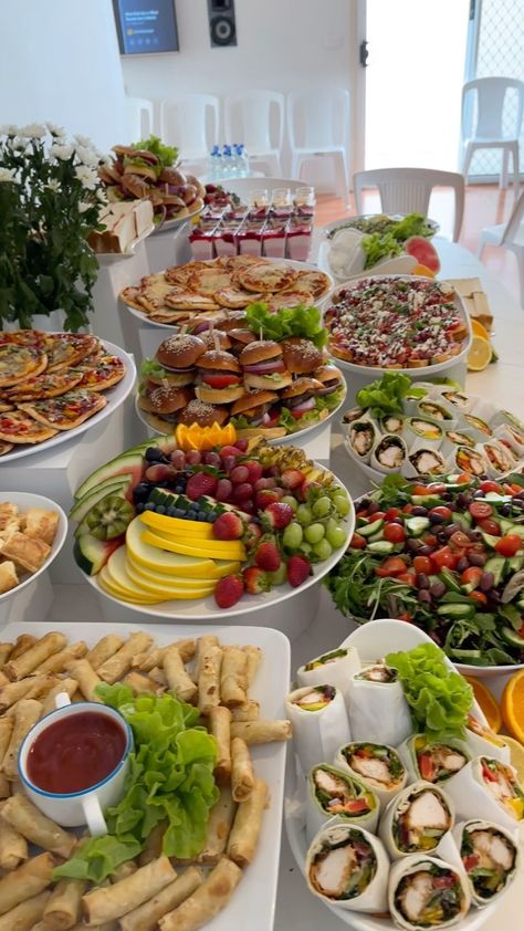 Food Catering Ideas Buffet Tables, Antipasto Platters, Sommer Mad, Catering Food Displays, 20 Birthday, Food Bars, Lunch Buffet, Party Food Buffet, Catering Ideas Food