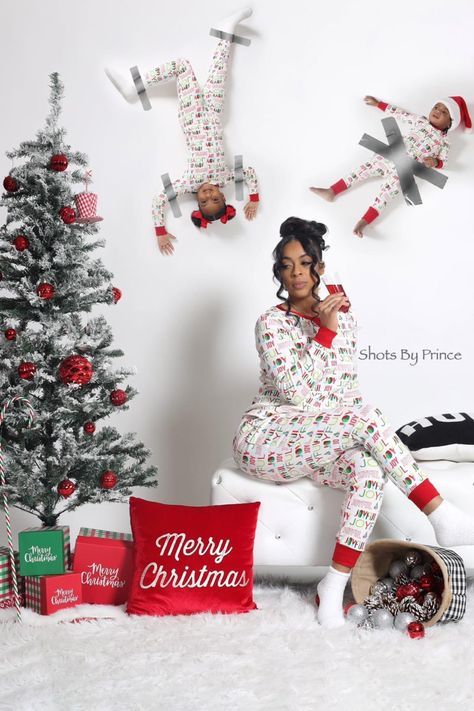 Pj Family Christmas Pictures, Christmas Decor Ideas Photoshoot, Christmas Picture Ideas At Home, Pajama Birthday Photoshoot, Pajama Photoshoot Photo Ideas, Christmas Pjs Photoshoot, Family Pj Christmas Pictures, Christmas Pj Photoshoot Family, Family Pajamas Christmas Photo Ideas