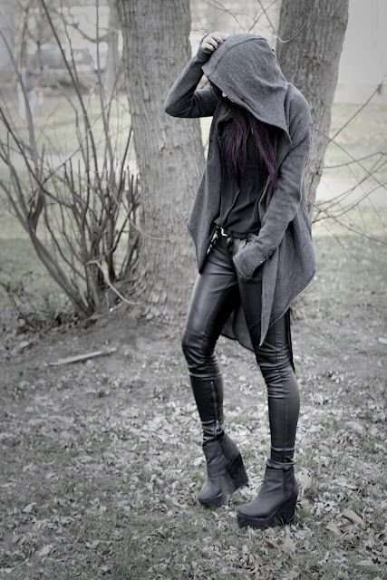 Leder + Mantel = <3 Styl Goth, Post Apocalyptic Fashion, Apocalyptic Fashion, Estilo Hippie, Look Rock, Pastel Outfit, Mode Inspo, Post Apocalyptic, Dark Fashion