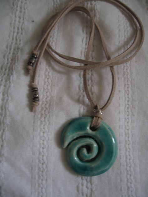 Clay Necklaces Ideas, Handmade Clay Jewellery, Diy Clay Necklace, Clay Pendants Diy, Clay Necklace Ideas, Spiral Ceramic, Clay Necklace Pendant, Swirl Necklace, Clay Necklaces