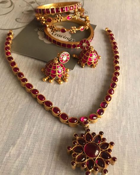 Stunning Kemp and Ruby Necklace Set ~ South India Jewels Kemp Stone Necklace, South India Jewels Necklace, Ruby Jewelry Necklaces Indian Gold, Kemp Stone Jewellery, Jigini Designs, Attigai Necklace Designs, Traditional Ruby Necklace, Jigini Necklace Gold, Red Stone Necklace Gold Indian