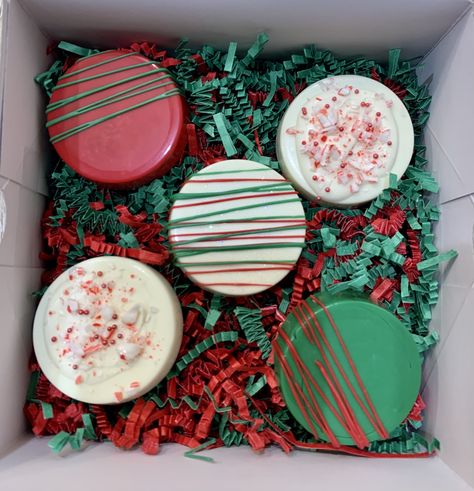 Christmas chocolate covered Oreos Winter Chocolate Covered Oreos, Christmas Oreos Dipped, Chocolate Covered Christmas Treats, Christmas Chocolate Covered Oreos, Christmas Oreos, Decorated Oreos, Winter Chocolate, Xmas Cakes, Chocolate Covered Desserts