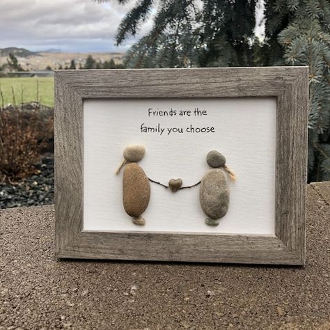 Stone Pictures Pebble Art, Fly Fishing Gifts, Rock Family, Pebble Art Family, Sisters Art, Pebble Pictures, Art Friend, Stone Pictures, Girlfriend Birthday