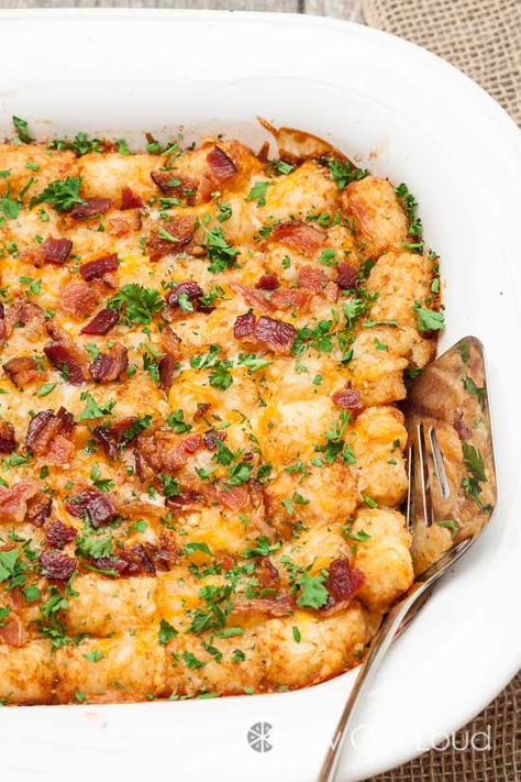 Cheesy Tater Tot Breakfast Bake 2 Wifesaver Breakfast, Breakfast Casserole For A Crowd, Casserole For A Crowd, Breakfast Christmas, Easy Breakfast Casserole Recipes, Tater Tot Breakfast Casserole, Morning Christmas, Menu Sarapan Sehat, Best Breakfast Casserole