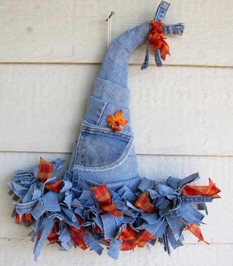 Denim Witch Hat Table Halloween, Diy Halloween Wreath, Dollar Store Halloween, Diy Halloween Decor, Adornos Halloween, Halloween Wreaths, Halloween Hats, Fall Halloween Crafts, Fall Crafts Diy