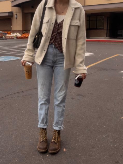 Cozy Fall Outfits Jeans, Brown Dms Outfit, How To Style Brown Dr Martens, Brown Dr Martens Boots Outfit, Dr Martens Casual Outfit, Styling Brown Dr Martens, Brown Work Boots Outfit, Brown Oxford Doc Martens Outfit, Dr Martens Brown Boots Outfit