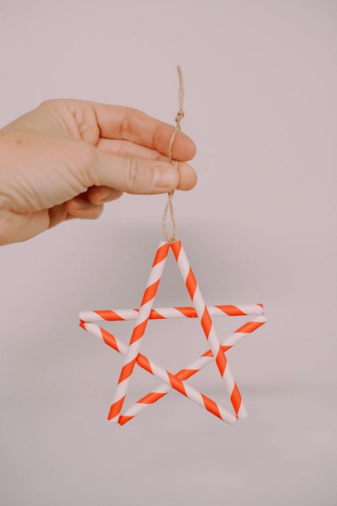 Craft eco-friendly Drinking Straw Star Ornaments with paper straws using our easy guide. Elevate your sustainable holiday decor this season! Paper Straw Decorations, Paper Straw Star Ornament, Paper Straw Christmas Ornaments, Straw Star Ornaments, Paper Straw Christmas Craft, Christmas Paper Straw Crafts, Stars Made From Straws, Straw Snowflakes Diy, Straw Christmas Ornaments