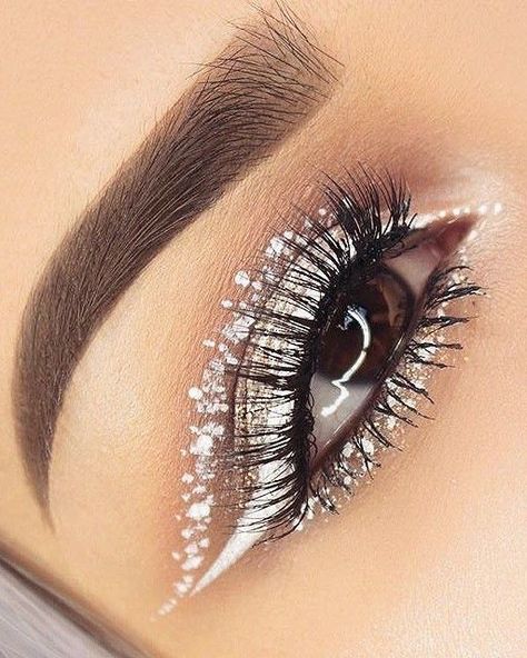 Angel Halloween Makeup, White Eyeliner Looks, White Eye Makeup, White Eyeliner Makeup, Competition Makeup, Silver Eyeliner, 4th Of July Makeup, Black And White Makeup, Angel Makeup