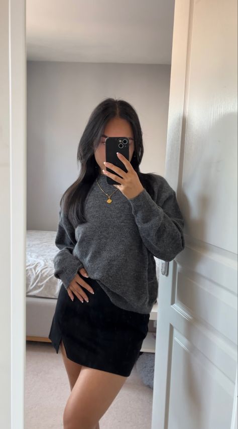 Grey Sweater With Skirt, Grey Jumper Outfit Winter, Gray Jumper Outfit, 6form Outfits, Jumper And Skirt Outfit, Jumper Skirt Outfit, Jumper Outfit Winter, Grey Jumper Outfit, Knitted Jumper Outfit