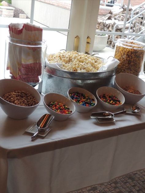 Popcorn Bar Toppings, Popcorn Bar Party, Popcorn Buffet, Baby Shower Popcorn, Paper Popcorn, Popcorn Toppings, Popcorn Wedding, Sweet Sixteen Birthday Party Ideas, Movie Night Birthday Party