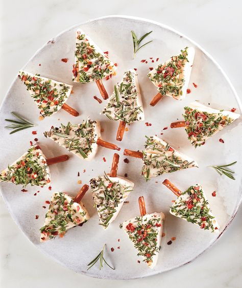 Clever yet classic, these are our all-time favorite holiday appetizers. Christmas Apperitives, Holiday Party Boards, Christmas Tree Appetizer Ideas, Christmas Fingerfoods Appetizer Party, Cute Christmas Appetizers, Christmas Food Decorations, Christmas Themed Appetizers, New Year Appetizers, New Year Food Ideas