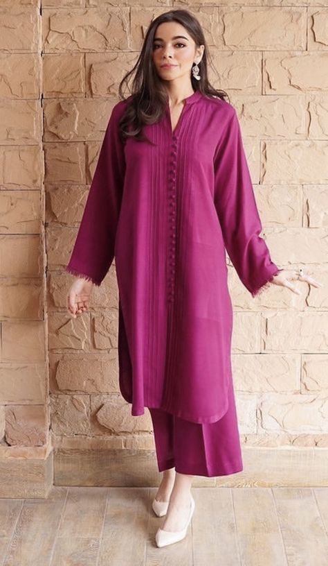 Plain Dress Designs Pakistani, Plain Suit Designs Indian, Dress Design Pakistani, Kameez Designs, Latest Dress Design, Simple Kurta Designs, Trendy Shirt Designs, Pakistani Fashion Casual, Stylish Short Dresses