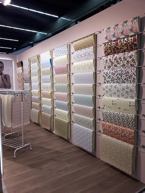 Rossi at Christmasworld: International Trade Fair for Seasonal and Festive Decorations Stationery Store Design, Business Office Decor, Flower Shop Decor, Flowers Shop, Festive Decoration, Flower Store, Trade Fair, Make Your Own Clothes, Retail Merchandising