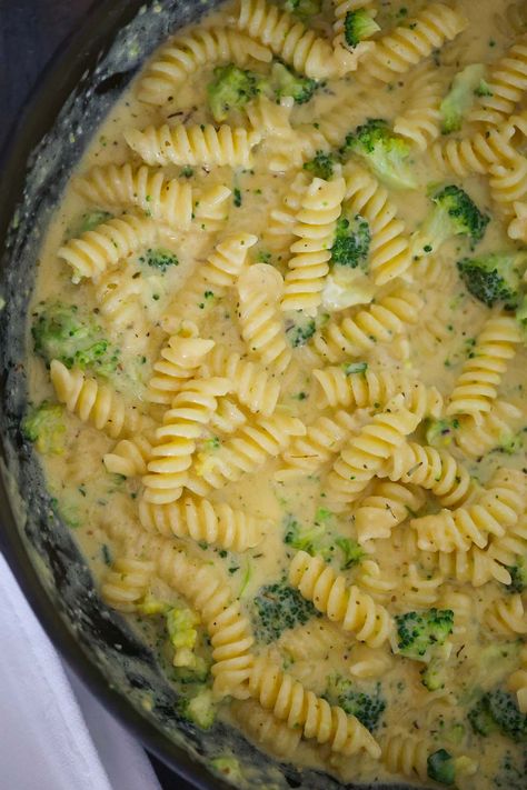 broccoli cheddar pasta in a skillet. One Pot Cheesy Broccoli Pasta, Cheddar Broccoli Recipes, Cheddar Broccoli Noodles, Broccoli Cheddar Noodles, Cheddar Cheese Pasta Recipes, Cheddar Chicken Broccoli Pasta, Easy Recipes With Broccoli, Broccoli And Cheddar Pasta, Knorr Cheddar Broccoli Pasta Recipes