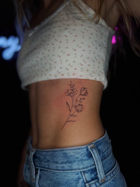 Tattoos For Waist For Women, Where To Put A Flower Tattoo, Good Places To Get Flower Tattoos, Floral Rib Cage Tattoos For Women, Waist Flower Tattoo For Women, Side Body Flower Tattoo, Tattoo Placement Ideas Flowers, Tats On Ribs, Flower Tattoos Delicate