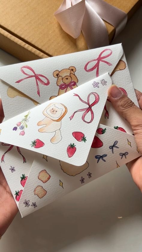 Decorating An Envelope, Creative Crafts Aesthetic, Handmade Envelopes Diy, Handmade Envelopes Creative, Cute Envelope Ideas, Little Things Aesthetic, Cute Craft Gifts, Handmade Letters Ideas, Penpal Gifts