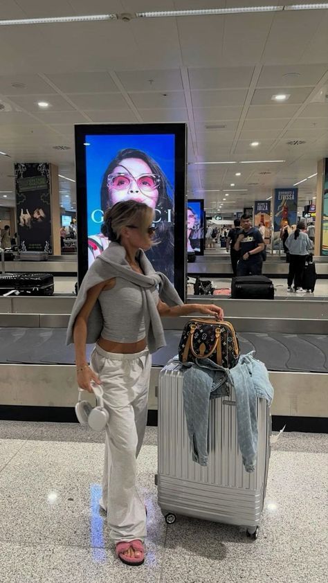 #outfits #outfitsideas #outfitsfashion #outfitsdesign Outfit For Short Girl, Classy Airport Outfit, Airport Style Summer, Aeroplane Outfit, Flight Outfit Airport Style, Airport Outfit Comfy, Airport Outfit Winter, Chic Airport Outfit, Cute Airport Outfit