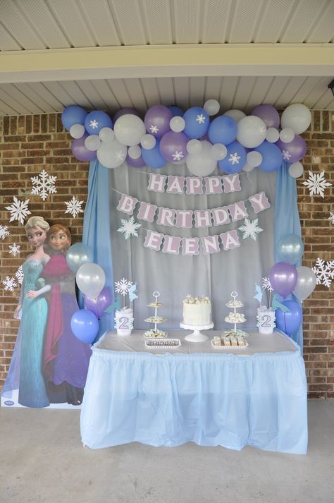 Elsa Centerpieces Frozen Birthday, Frozen Table Decoration Ideas, Elsa Birthday Party Decorations Frozen Theme, Princess Elsa Birthday Party Ideas, Frozen 1st Birthday Party Ideas, Elsa Birthday Balloons, Frozen And Cars Birthday Party, Frozen Theme Centerpieces Diy, Else Birthday Party