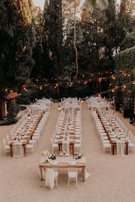 Outdoor Ideas Wedding, Wedding Ideas For Outdoors, Cozy Outdoor Wedding Reception, Lights Reception Wedding, Beach Wedding Table Set Up, Outdoor Table Wedding, Outdoor Wedding Reception Set Up, Rustic Outdoor Reception, Driveway Wedding Reception