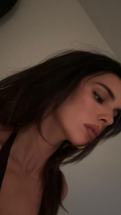 Kendall Jenner Selfie, Kendall Jenner Pics, Black Plunge Dress, Kendall Jenner Aesthetic, Kendall Jenner Icons, Kendall Jenner Face, Kendall Jenner Makeup, Estilo Kylie Jenner, Emma Rose