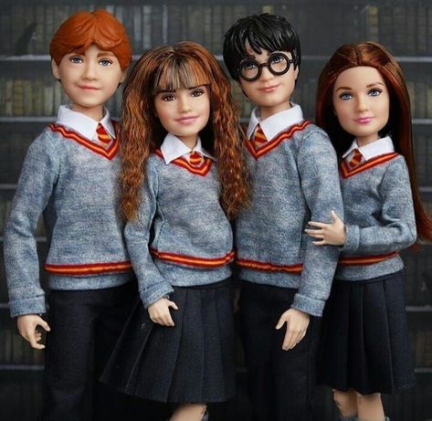 Harry Potter Action Figures, Celebrity Barbie Dolls, Harry Potter Toys, Hogwarts Uniform, Harry Potter Dolls, Harry Potter Friends, Dark Space, Harry Potter Images, Barbie Family