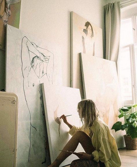 Woman In Art Studio, Artsy Photoshoots At Home, Artist Dream Life, Painter Photoshoot Ideas, Rich Artist Aesthetic, Artist Outfit Style Painter Aesthetic, Painter Pose, Artist Profile Picture Ideas, Artist Life Aesthetic