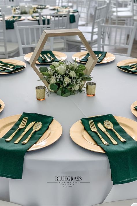 Green Quinceanera Theme, Emerald Wedding Colors, Emerald Green Wedding Theme, Hexagon Wedding, Quince Decorations, Tafel Decor, Green Themed Wedding, Emerald Green Weddings, Quinceanera Themes