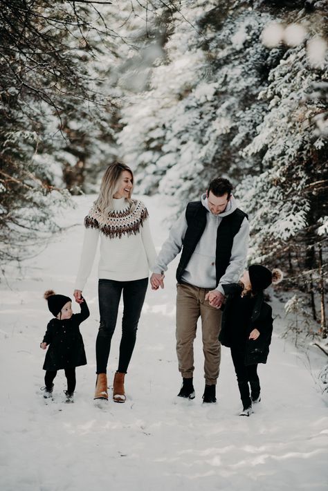 Family Of Three Winter Photos, Winter Photo Shoot Family, Family Pics In Snow, Winter Forest Family Photos, Winter Photo Session Outfits, Winter Family Pictures Outdoor, Winter Mountain Family Photos, Winter Wonderland Family Photoshoot, Cold Family Photos