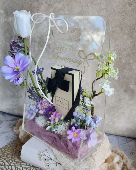 ⋆𐙚₊˚⊹♡ in Luv with this custom order ⋆𐙚₊˚⊹♡ #anniversarygifts#anniversaryflower #celebrationwithstyle #uniquegift #giftforher #gorgeousgift #forspecialperson❤️ Wedding Planner Brand, Florist Ideas, Handmade Flowers Fabric, Artificial Flower Bouquet, Gift Packing, Flowers Fabric, Hand Craft, Creative Wedding, H Style