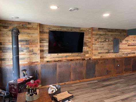 Shop Merchandising, Barn Bar, Reclaimed Wood Accent Wall, Barn House Interior, Merchandising Ideas, Pallet Walls, Hunting Room, Pallet Boards, Motorcycle Garage